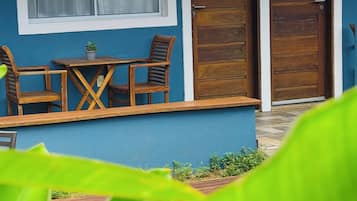Superior kamer, 1 slaapkamer, veranda, uitzicht op tuin | Woonruimte | Een 43-inch flatscreentelevisie met satellietzenders