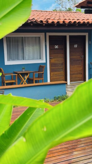 Chambre supérieure, 1 chambre, lanai, vue sur le jardin | Aire de séjour | Téléviseur à écran plat de 43 po avec télévision par satellite