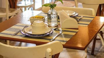 Desayuno bufé gratuito y diario