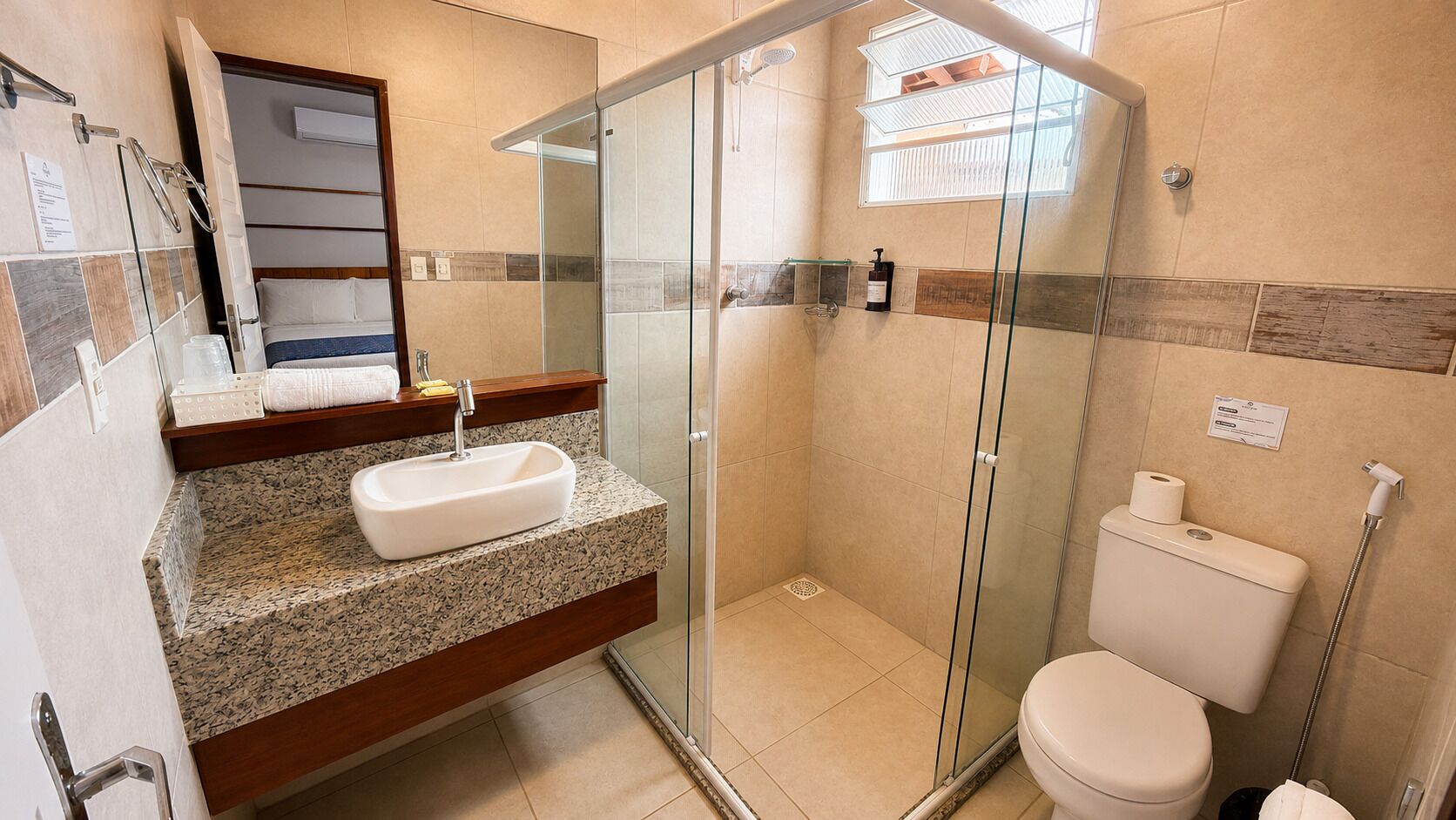 Chuveiro, toalhas de banho, sabonete, shampoo