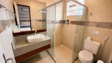 Chuveiro, toalhas de banho, sabonete, shampoo