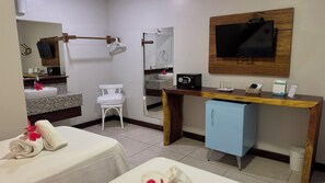 Chambre supérieure, 1 chambre, lanai, vue sur le jardin | Minibar, rideaux d’obscurcissement, accès au Wi-Fi (inclus)