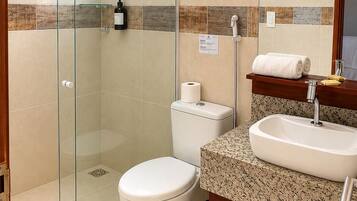 Chuveiro, toalhas de banho, sabonete, shampoo