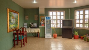 Habitación triple familiar | Área de sala de estar | Televisión de 32 pulgadas con canales digitales 