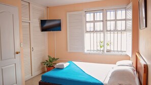 Habitación estándar con 1 cama matrimonial o 2 individuales | Muebles diferentes, wifi gratis y ropa de cama 