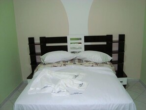 ميني بار وتجهيزات عازلة للصوت وواي فاي مجانًا وملاءات أسرّة