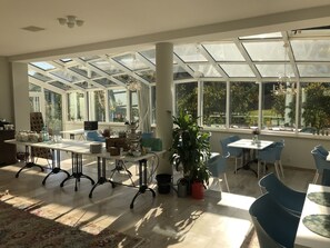 Sarapan bufet setiap hari (EUR 8 seorang) 