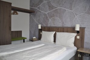 Minibar, escritorio, espacio para trabajar con laptop y wifi gratis