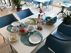 Se ofrece un desayuno bufé todos los días (por un coste adicional)
