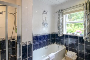 Double Room | Bathroom | Free toiletries, bathrobes, towels, soap
