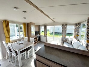 บ้านเคลื่อนที่, 2 ห้องนอน | บริเวณนั่งเล่น | ทีวีจอแบน