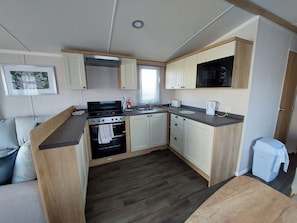 이동 주택 | 전용 주방 | 냉장고, 오븐, 쿡탑, 전기 주전자