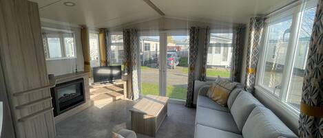 RO29 ( 3 Bedrooms ) Caravan | Living area | Flat-screen TV