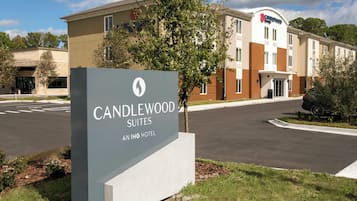 Une enseigne d’hôtel indiquant « Candlewood Suites » et précisant qu’il s’agit d’un hôtel du groupe IHG.