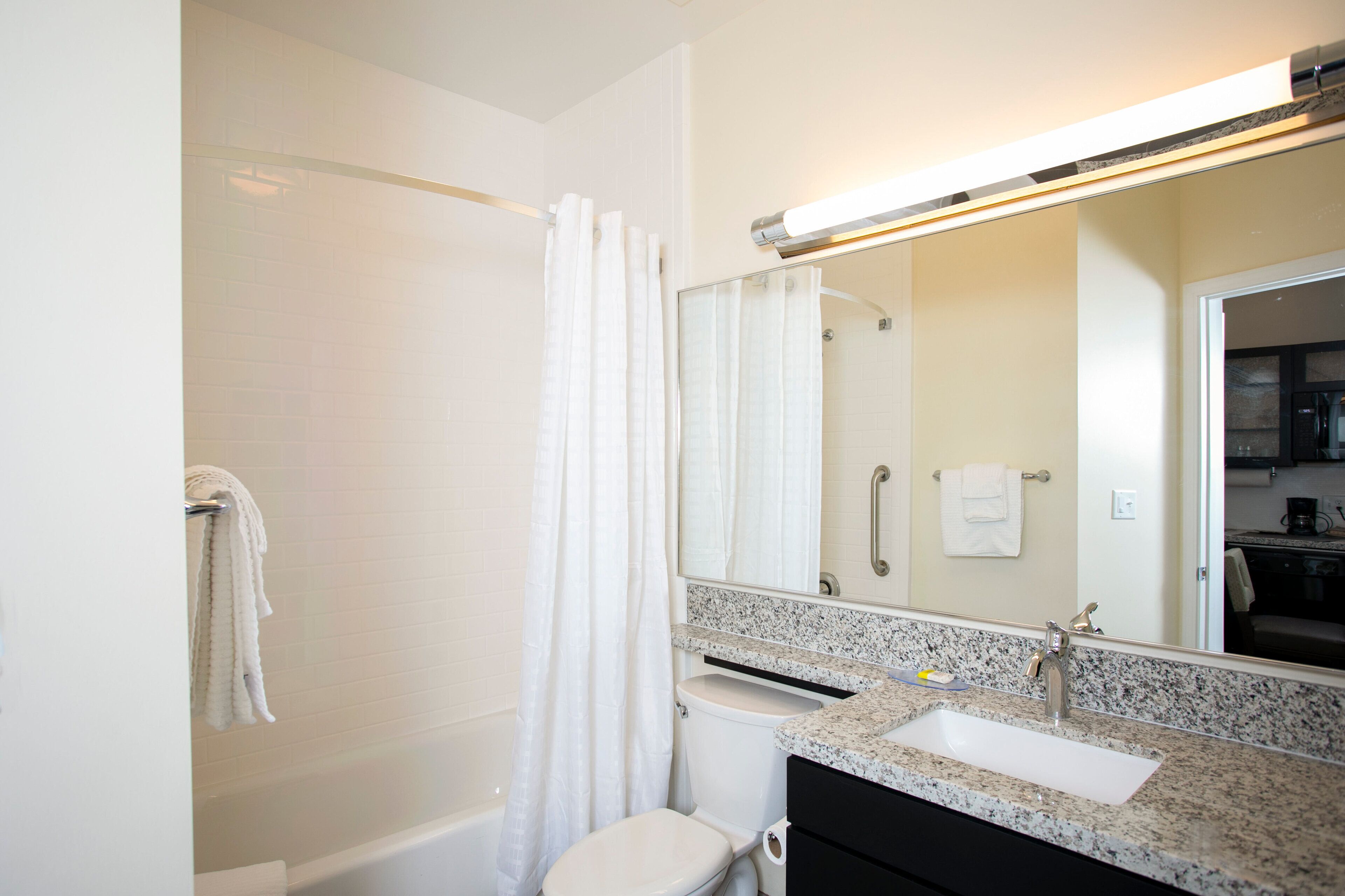combined shower/bathtub, hair dryer, towels