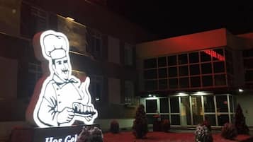 Voorkant accommodatie - avond/nacht