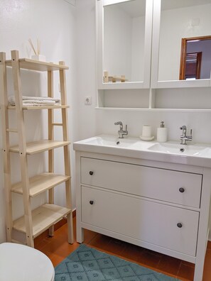 Combined shower/bathtub, hair dryer, towels - 2-Bed Apartment OCEAN Seasun Vacation Rentals (discounts for +28 nights) (Monte Gordo)