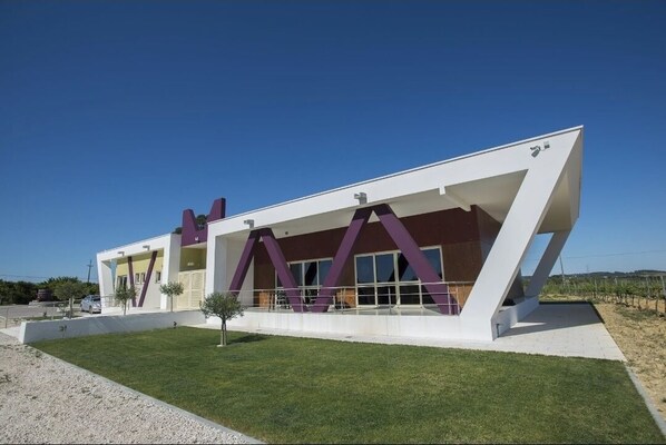 Exterior - Quinta Monteiro de matos - wine tourism, space inserted in the farm. (Santarém)