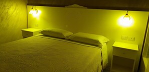 Deluxe Room | Free cribs/infant beds, bed sheets