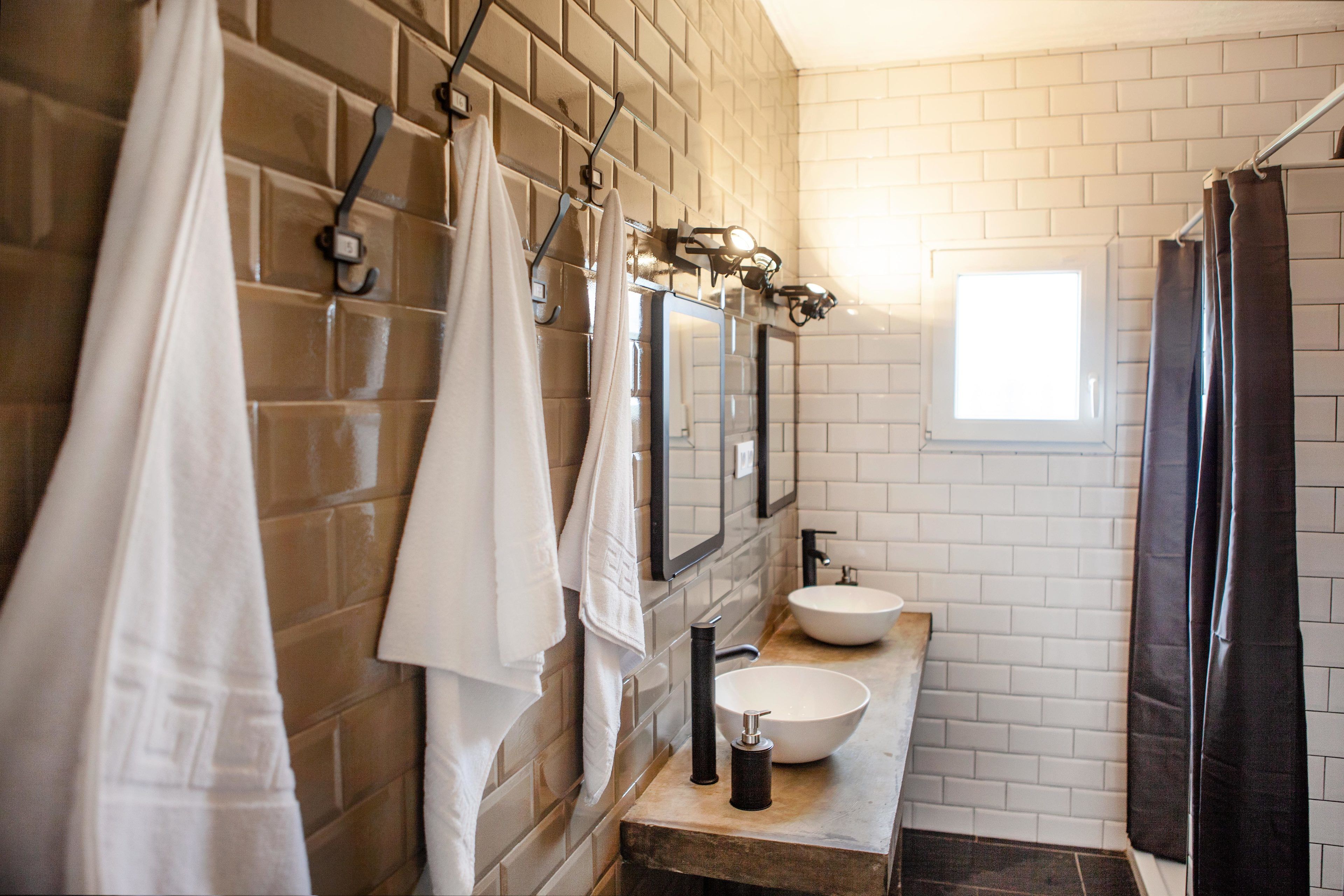Dormitorio compartido, dormitorio mixto, baño privado (1 bed in 6 Bed Dorm) | Baño | Ducha, secador de pelo y toallas