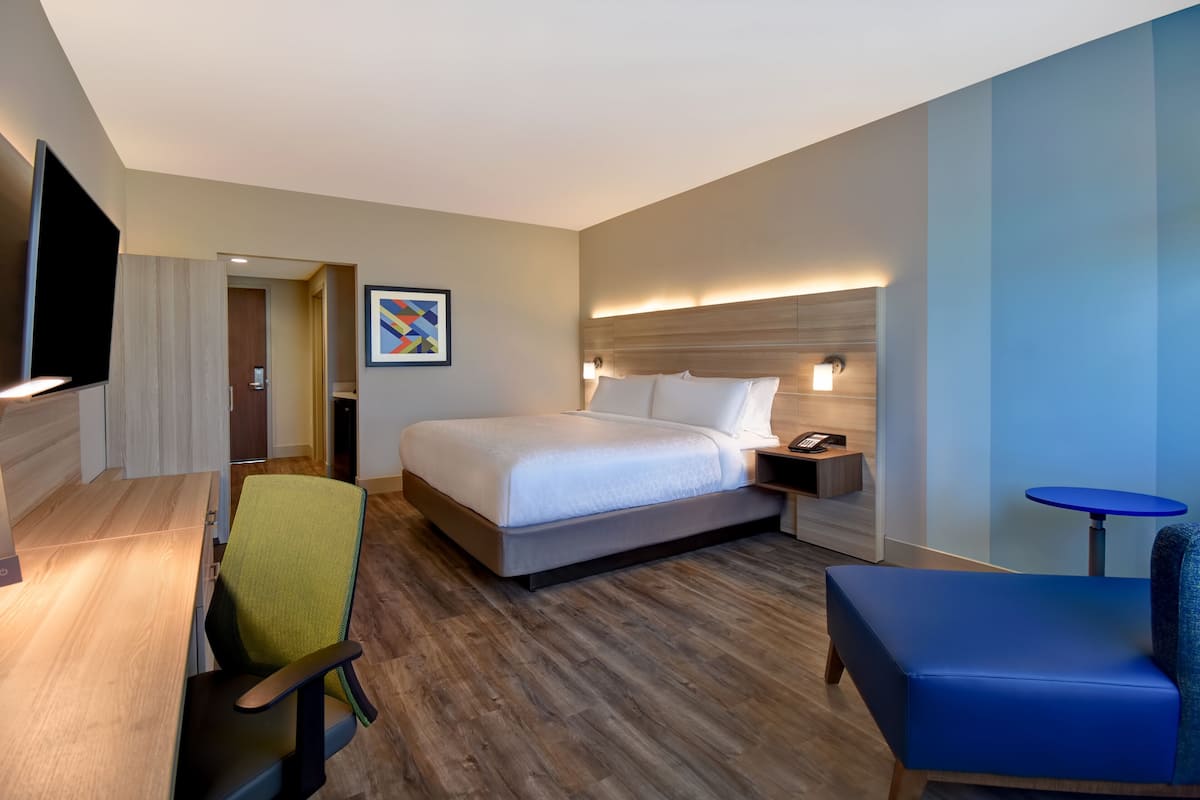 Premium bedding, in-room safe, desk, laptop workspace