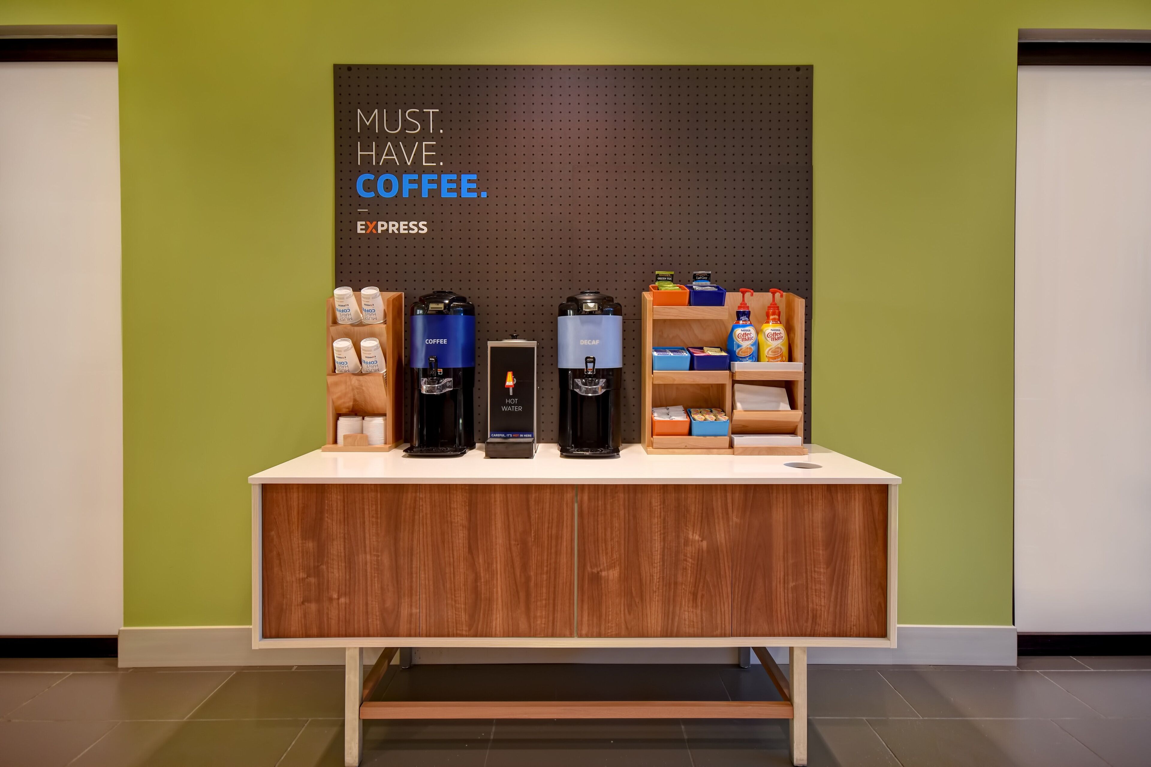 Kaffestation med espressomaskiner, decaffeinemaskiner og kaffekapsler.