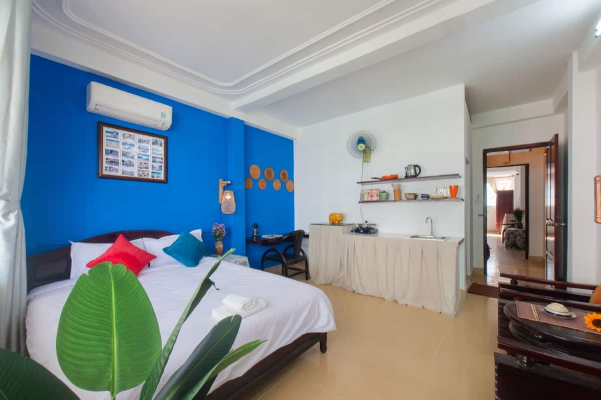 Superior Studio, 1 Bedroom | Minibar, in-room safe, individually decorated, desk