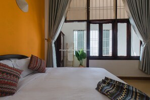 家庭开间套房, 2 张双人床 | 迷你吧、客房内保险箱、特色装修、办公桌