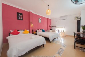 Suíte estúdio família, 2 camas de casal | Frigobar, cofres nos quartos, individualmente decorados, escrivaninha
