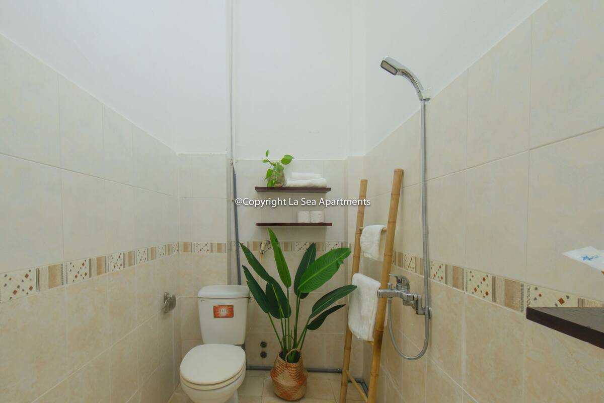 Grand kamer, Meerdere bedden | Badkamer | Een douche, een regendouche, handdoeken