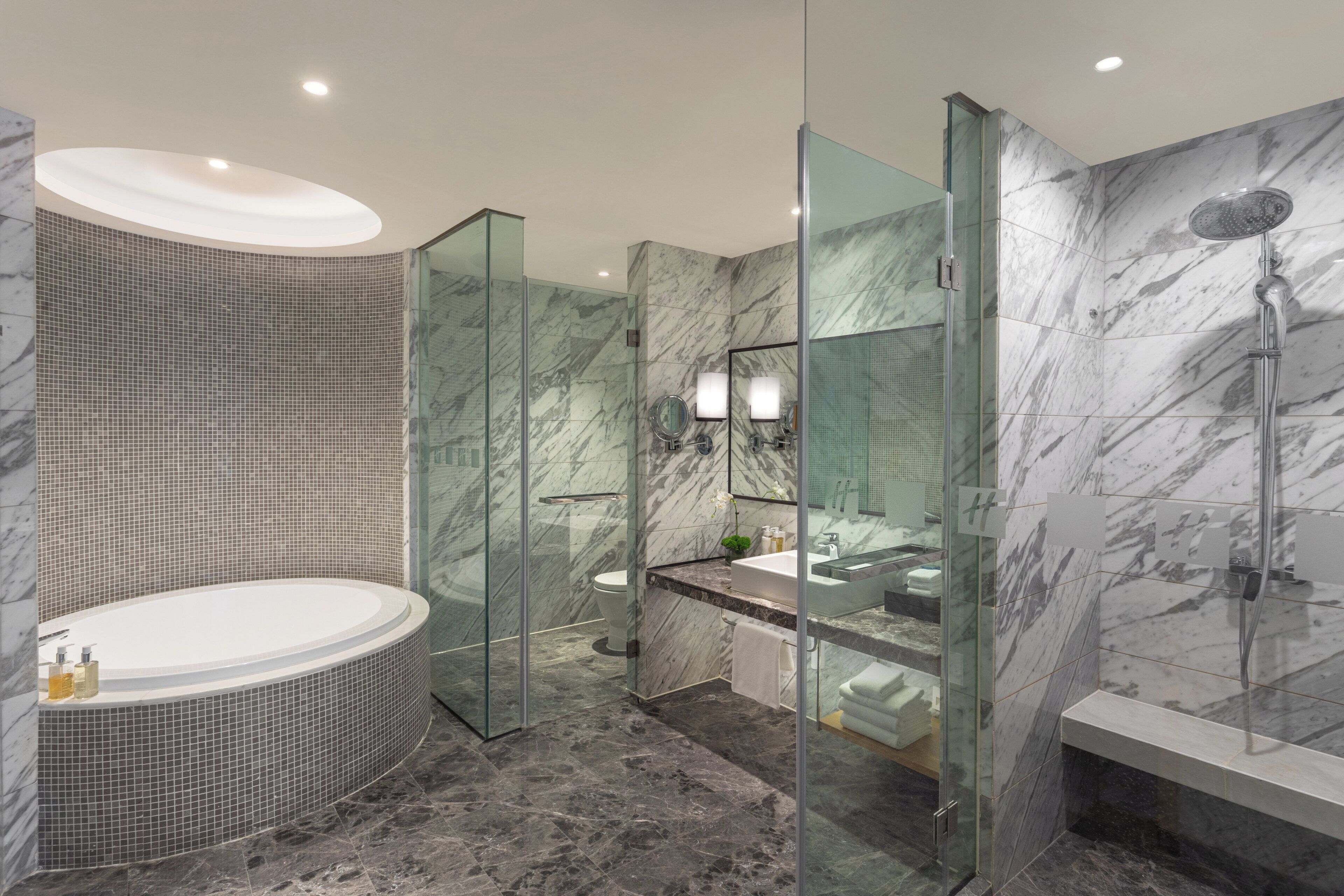 Suite, 1 slaapkamer (Dining Smart Room) | Luxe beddengoed, een minibar, een kluis op de kamer