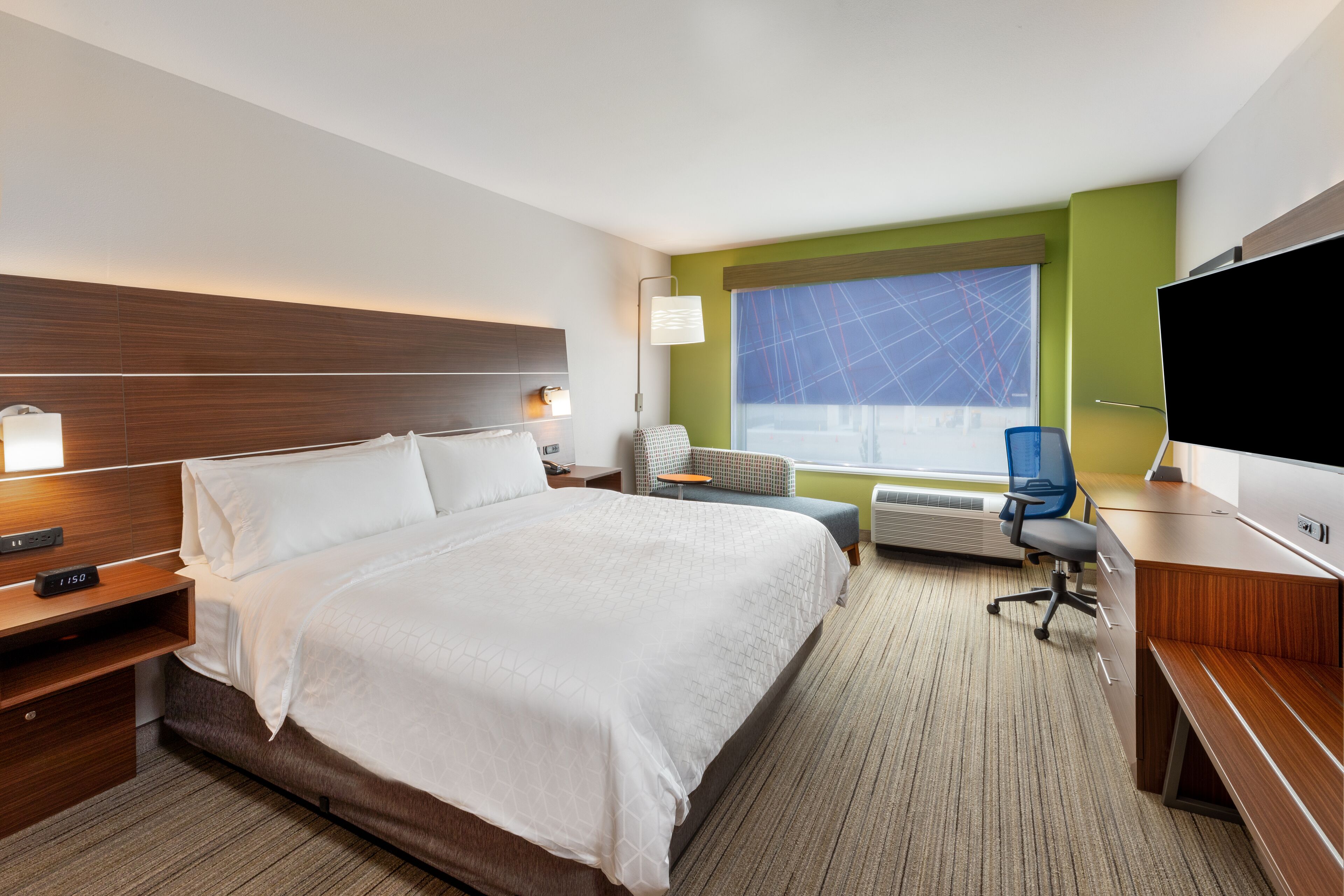 suite, 1 king bed | room amenity