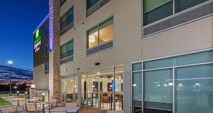Holiday Inn Express & Suites Parsons by IHG