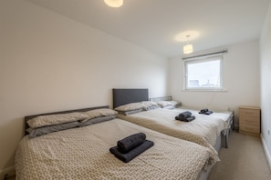 Apartamento, 2 quartos | 2 quartos, individualmente mobiliados, espaço de trabalho para notebook