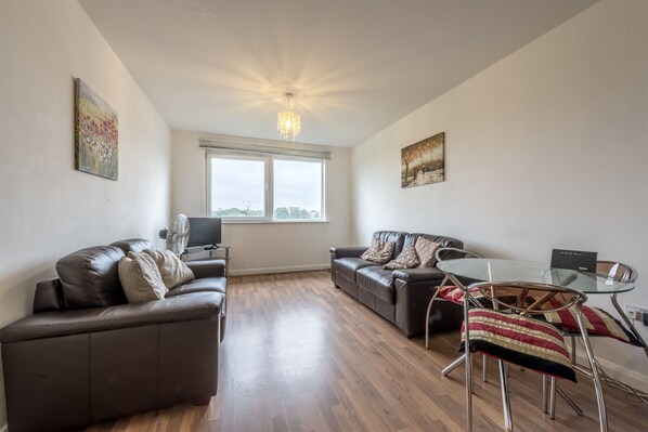 아파트, 침실 2개 | 거실 공간 | 디지털 채널 시청이 가능한 40인치 LCD TV, TV