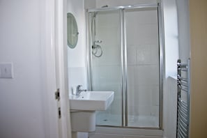 Apartamento, 2 quartos | Banheiro | Secador de cabelo