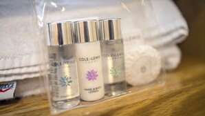 Un ensemble de produits de toilette comprenant une crème pour les mains et le corps, un shampooing et un gel douche.