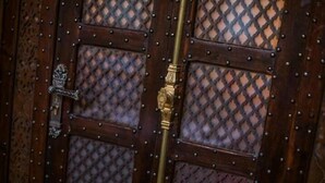 A wooden door with a diamond-patterned glass panel and a brass handle. - Riad la porte bleue du palais laraichi (Fes)