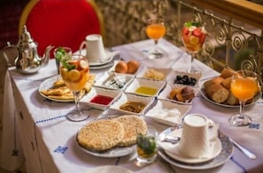 Free daily full breakfast - Riad la porte bleue du palais laraichi (Fes)