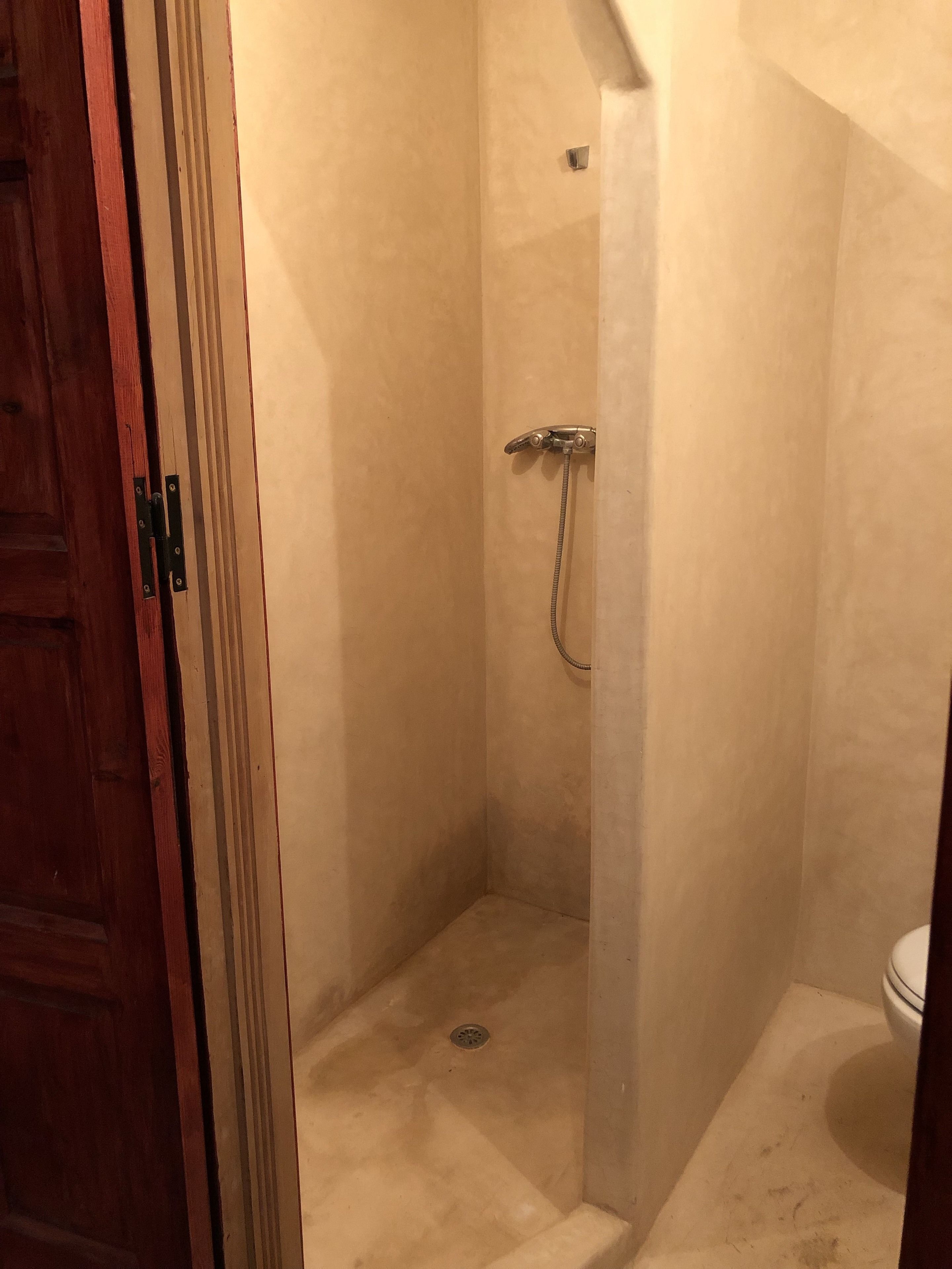 Standaard vierpersoonskamer | Badkamer met douche