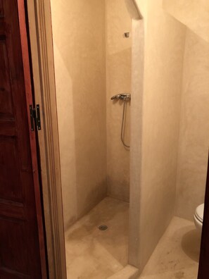Standard Quadruple Room | Bathroom shower - Auberge Des Lacs imilchil (Imilchil)