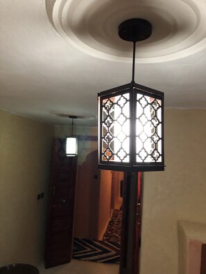 Comfort szoba kétszemélyes ággyal | Széf a szobában, hangszigetelés, ingyenes wifi és ágynemű