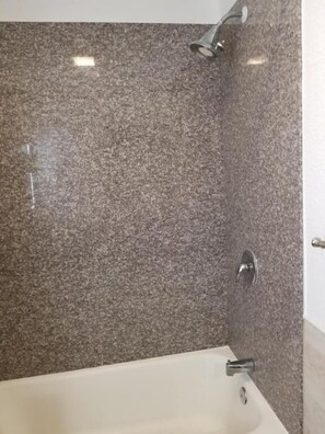 Amenidades de baño gratuitas y toallas