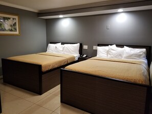 Habitación estándar, 2 camas Queen size | Escritorio, wifi gratis y ropa de cama