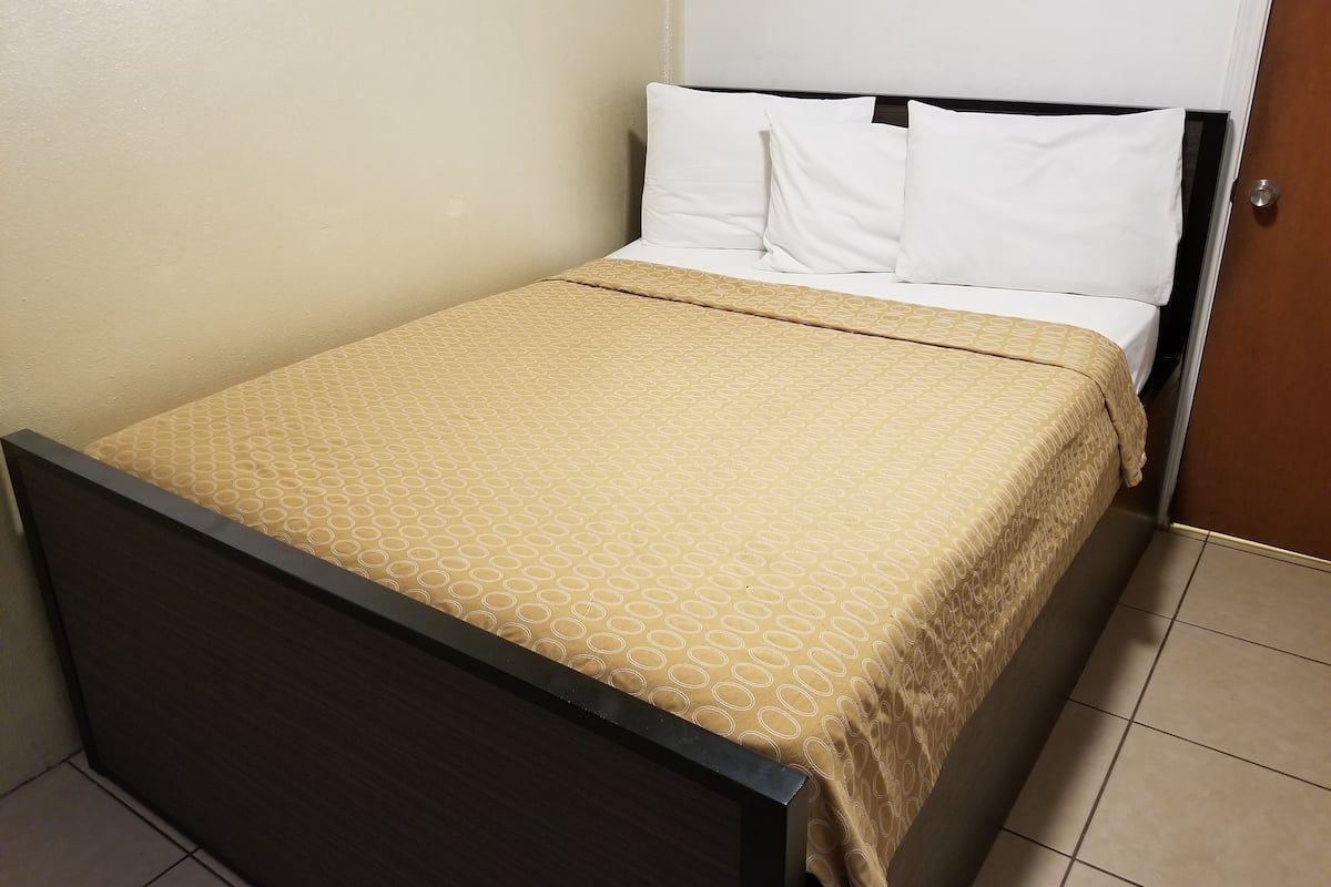 Standard Room, 1 Queen Bed
