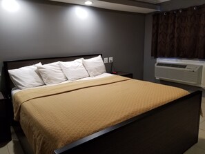 Standard Room, 1 King Bed