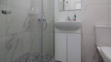 Shower, free toiletries, hair dryer, towels