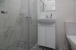 Regadera, amenidades de baño gratuitas, secadora de cabello, toallas