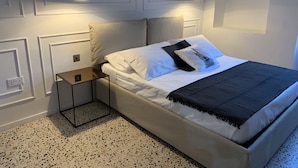 Deluxe Double Room | Hypo-allergenic bedding, desk, laptop workspace, blackout curtains - The Burrow City Rooms - Homestay (Pieta)
