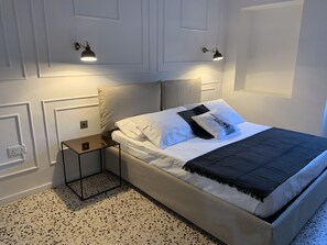 Deluxe dubbelrum | Allergitestade sängkläder, skrivbord och arbetsyta för laptop